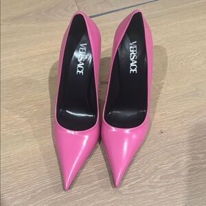Authentic and brand new Versace Women's Pink Pumps